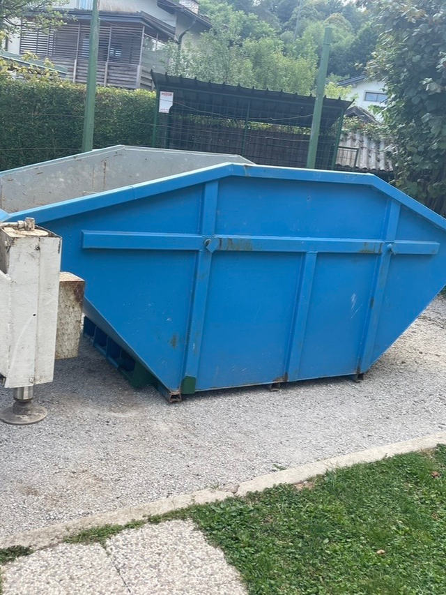 Kontejner EUROMAKS za odvoz materiala na dvorišču