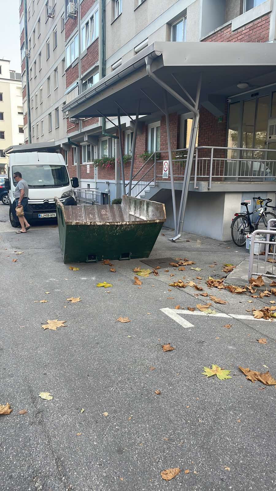 Kontejner EUROMAKS z gradbenimi ostanki na lokaciji v Ljubljani