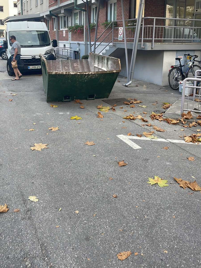 Kontejner EUROMAKS z gradbenimi ostanki na lokaciji v Ljubljani